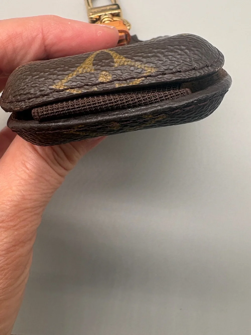 Louis Vuitton Monogram Canvas Etui Téléphone International (Model M63064).